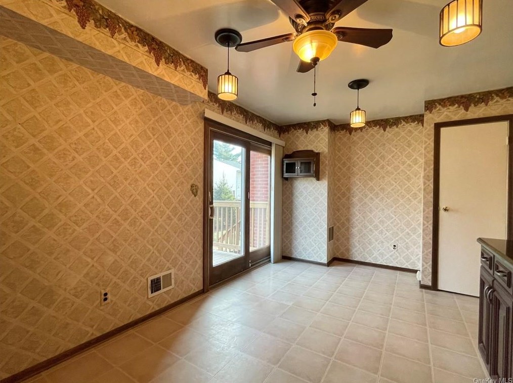 62 Alan Rd, Chestnut Ridge NY  10977-6048 exterior