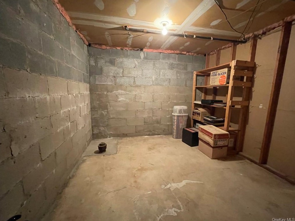 62 Alan Rd, Chestnut Ridge NY  10977-6048 exterior