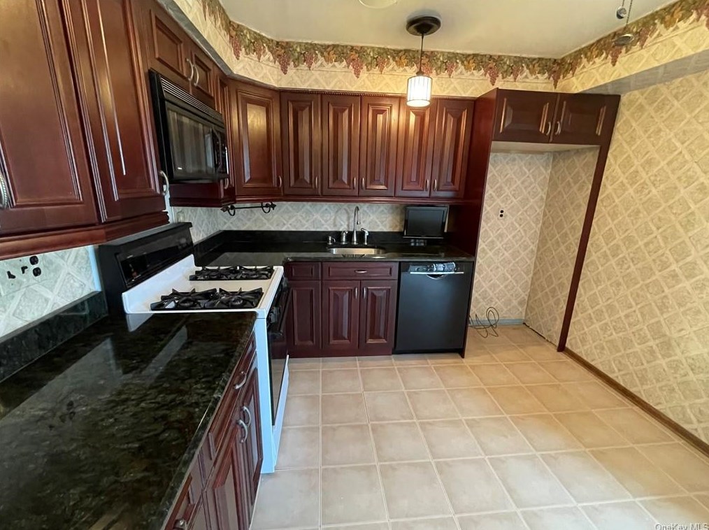 62 Alan Rd, Chestnut Ridge NY  10977-6048 exterior