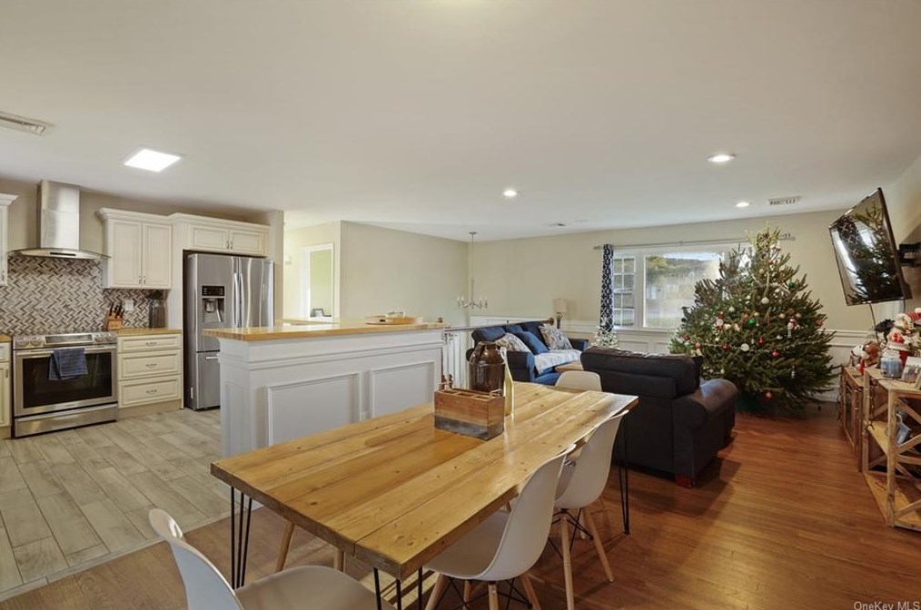 9 Lorene Dr, La Grange NY  12540-5712 exterior