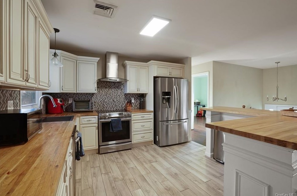 9 Lorene Dr, La Grange NY  12540-5712 exterior