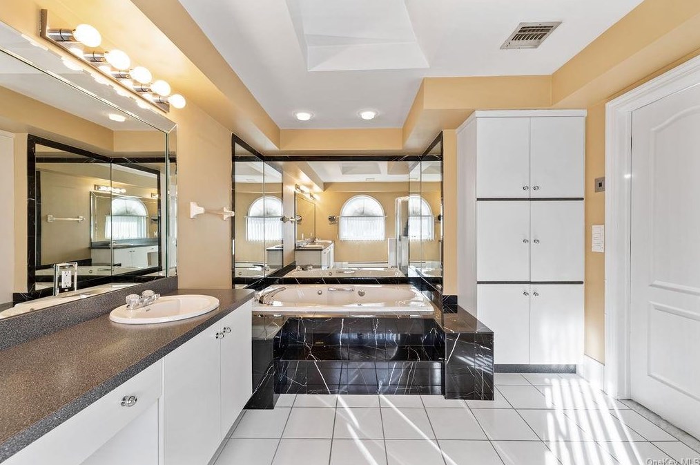 4 Arbor Ct, Mount Ivy NY  10970-2842 exterior