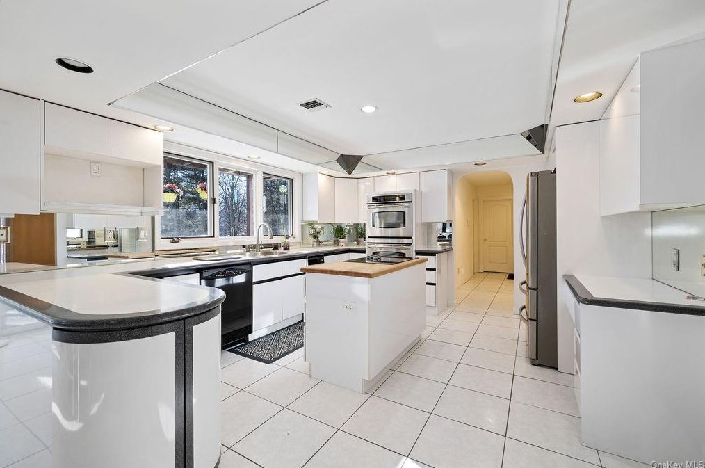 4 Arbor Ct, Mount Ivy NY  10970-2842 exterior