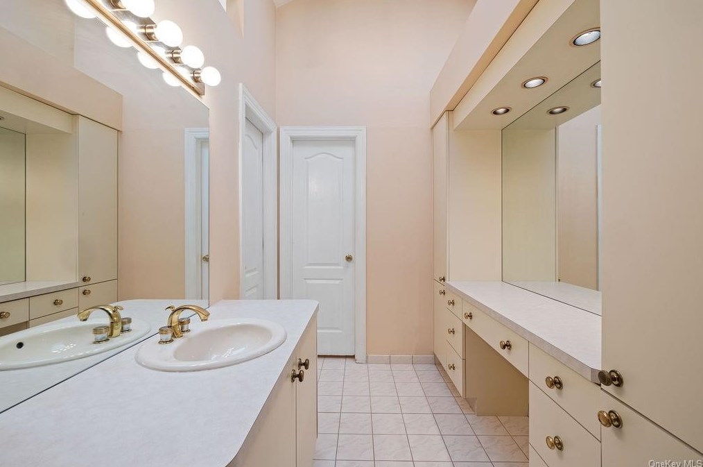 4 Arbor Ct, Mount Ivy NY  10970-2842 exterior