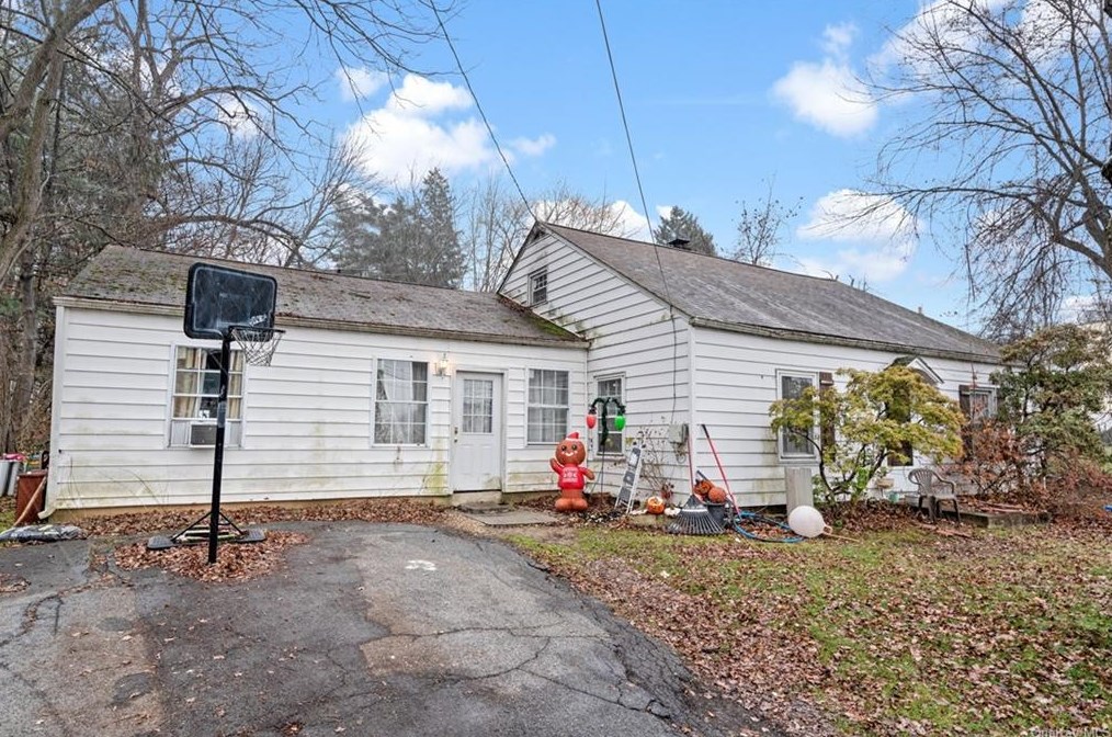 6 Schoolhouse Ln, Poughkeepsie NY  12603-4908 exterior