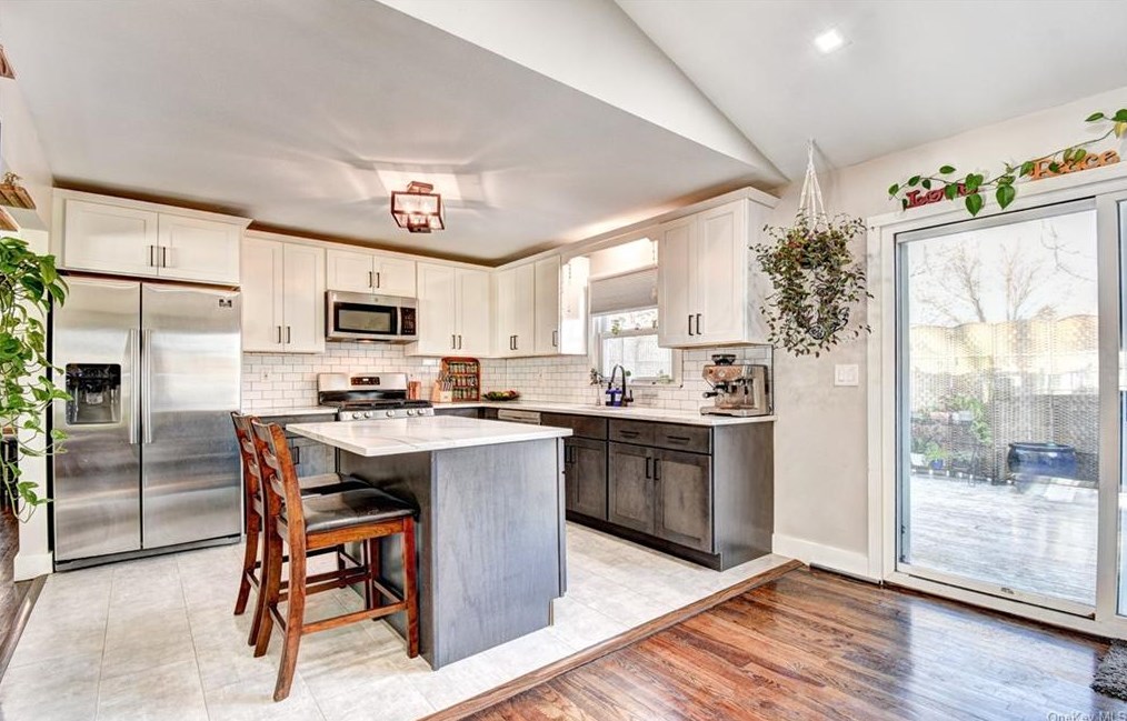 18 Split Tree Dr, Newburgh NY  12553-7832 exterior