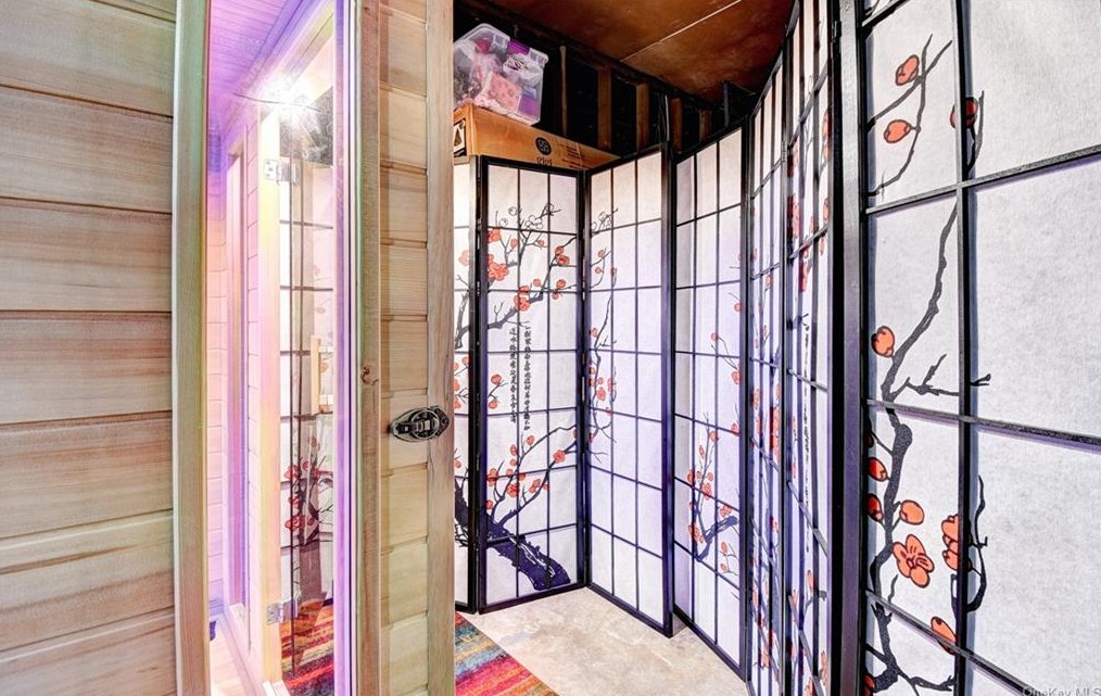 18 Split Tree Dr, Newburgh NY  12553-7832 exterior