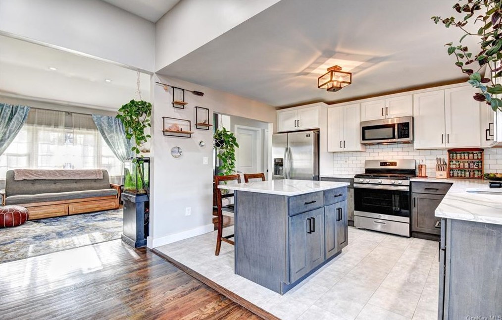 18 Split Tree Dr, Newburgh NY  12553-7832 exterior