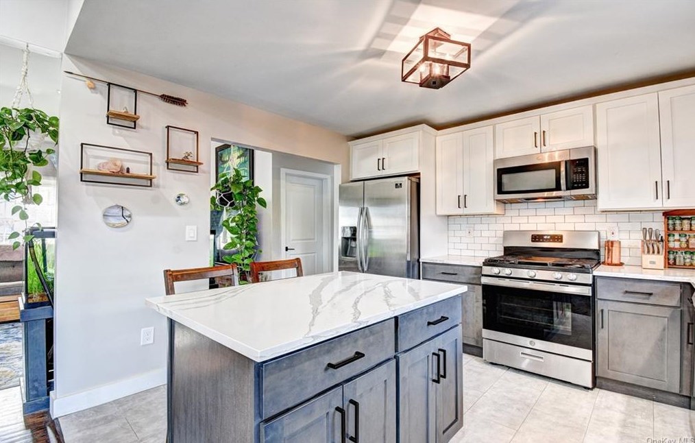 18 Split Tree Dr, Newburgh NY  12553-7832 exterior