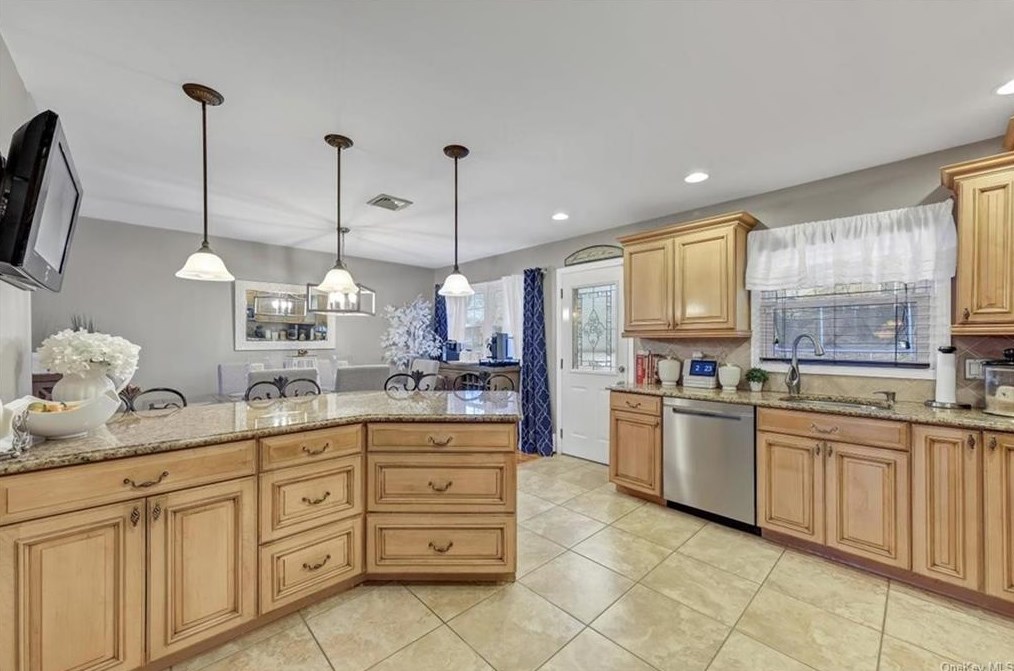 33 Pine Hill Rd, Monroe NY  10950-2114 exterior