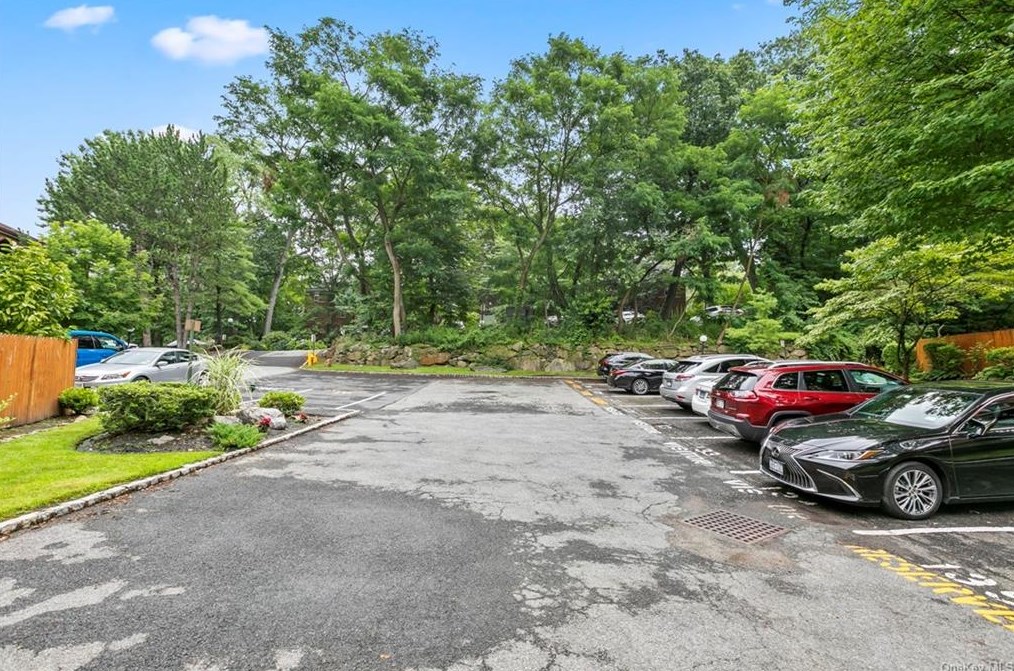 12 Bronxville Glen Dr, Yonkers NY  10708-6828 exterior