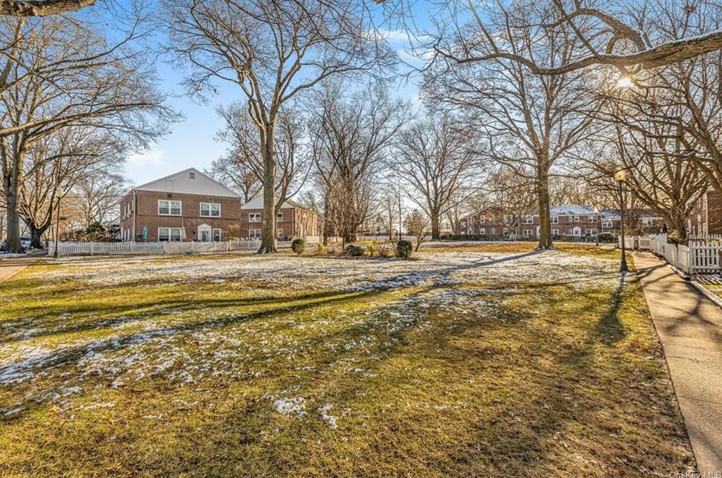 102 Hilltop Acres, Yonkers NY  10704-2853 exterior