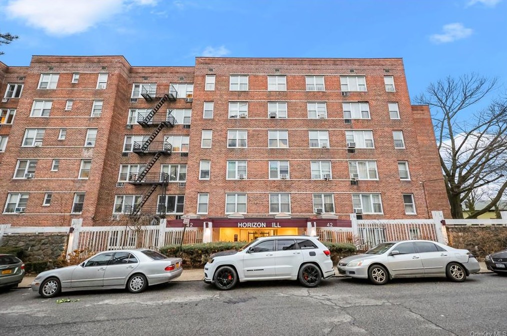 42 Pine St, Yonkers NY  10701-3954 exterior