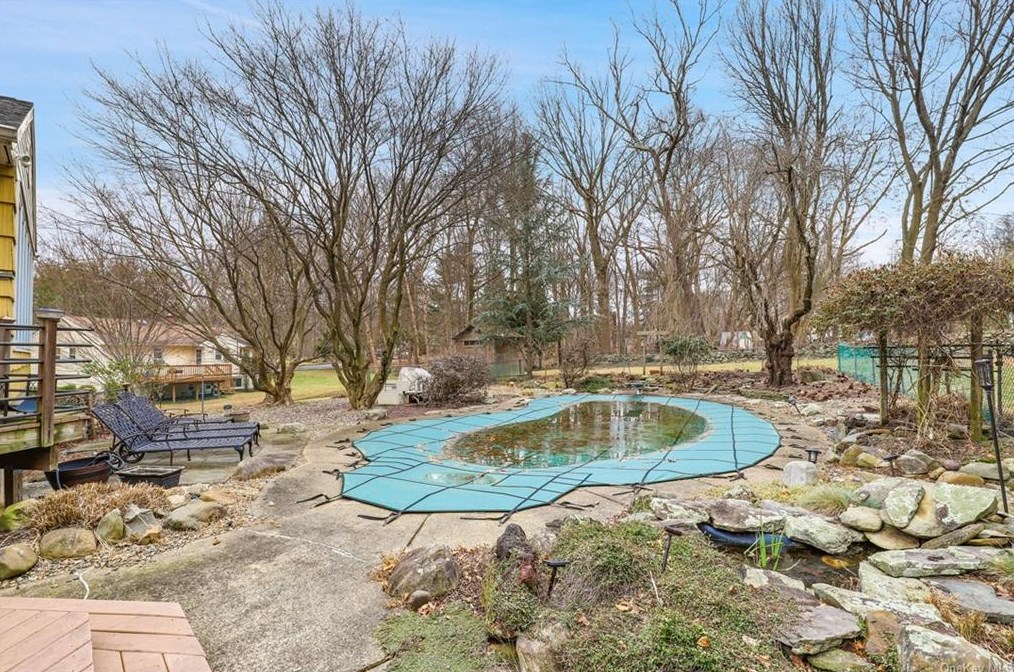 2 Castle Dr, Chestnut Ridge NY  10977-6523 exterior