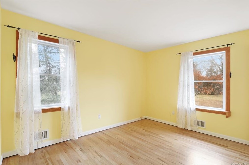 2 Castle Dr, Chestnut Ridge NY  10977-6523 exterior