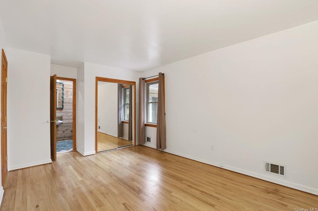 2 Castle Dr, Chestnut Ridge NY  10977-6523 exterior