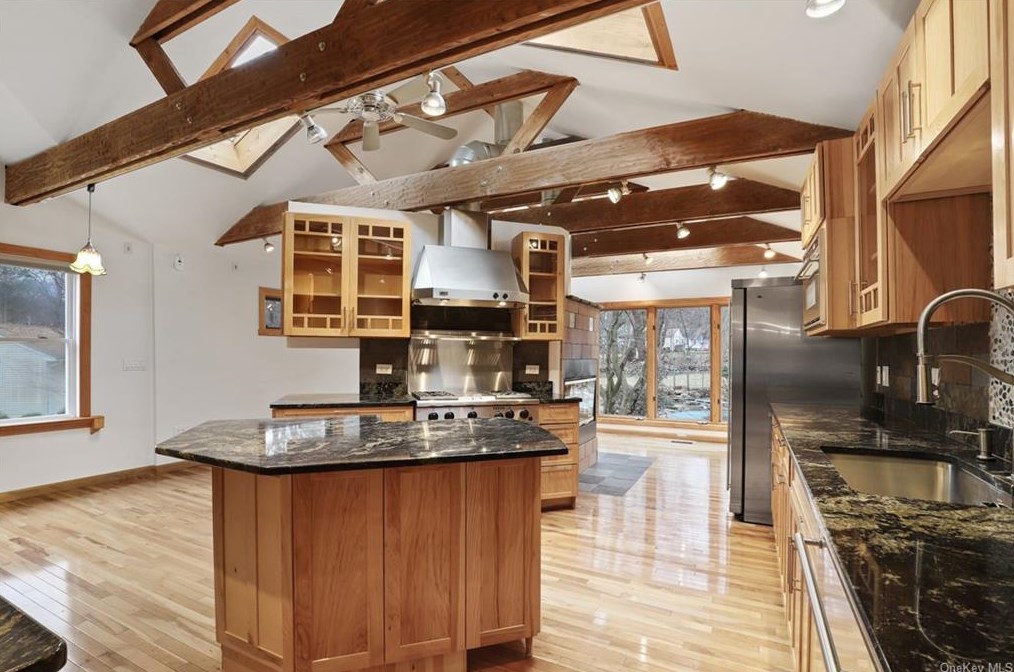 2 Castle Dr, Chestnut Ridge NY  10977-6523 exterior