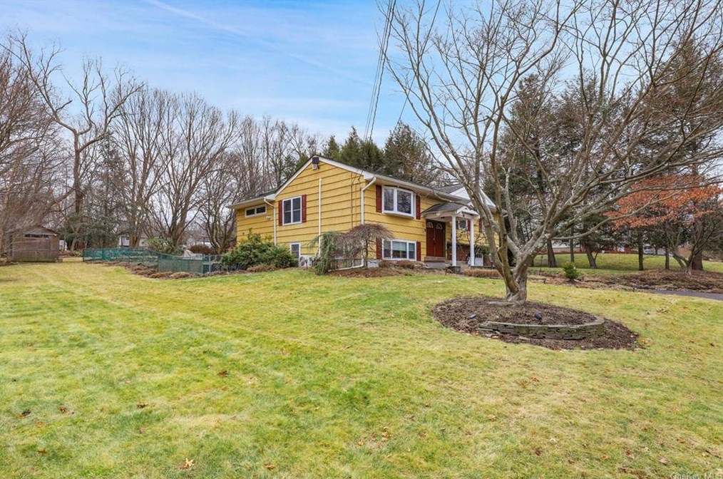 2 Castle Dr, Chestnut Ridge NY  10977-6523 exterior