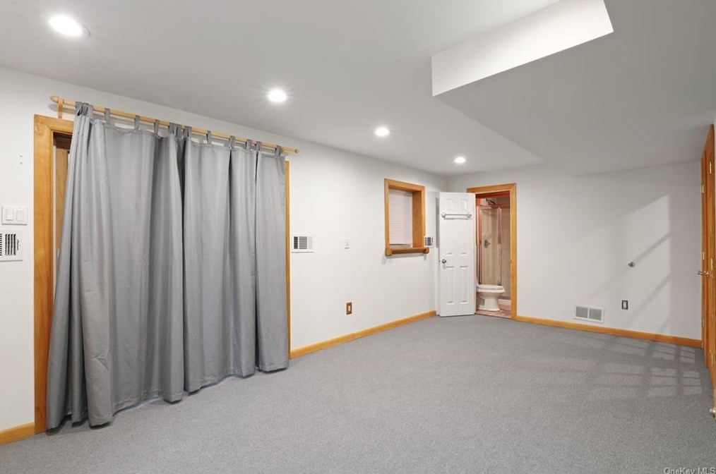 2 Castle Dr, Chestnut Ridge NY  10977-6523 exterior