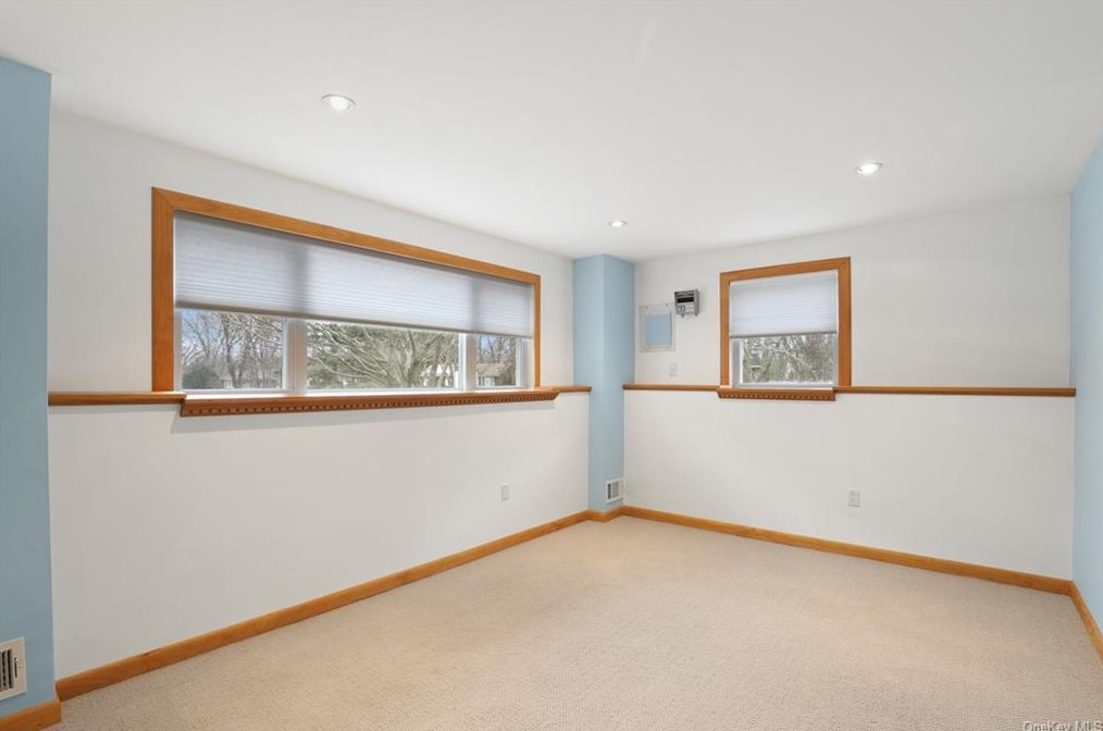 2 Castle Dr, Chestnut Ridge NY  10977-6523 exterior