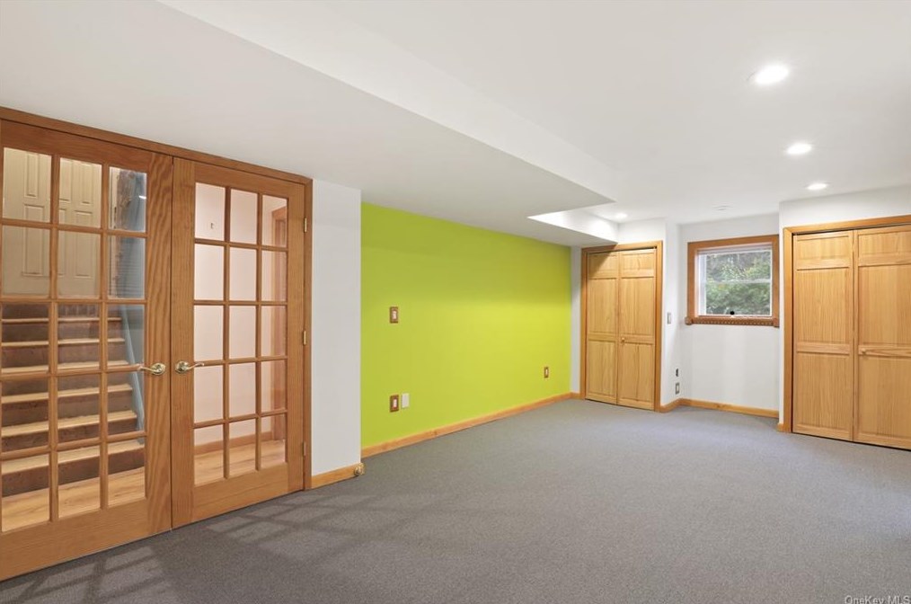 2 Castle Dr, Chestnut Ridge NY  10977-6523 exterior