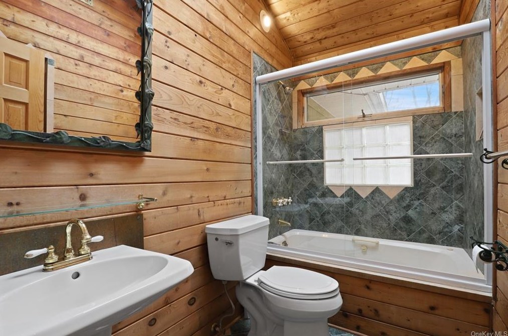 2 Castle Dr, Chestnut Ridge NY  10977-6523 exterior