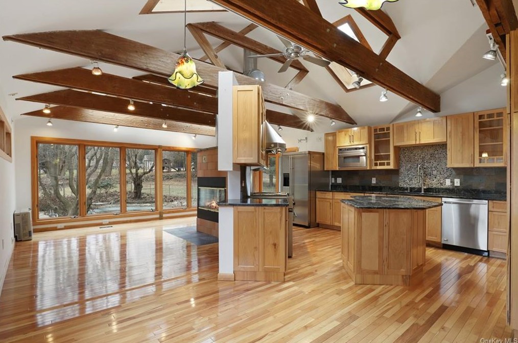 2 Castle Dr, Chestnut Ridge NY  10977-6523 exterior