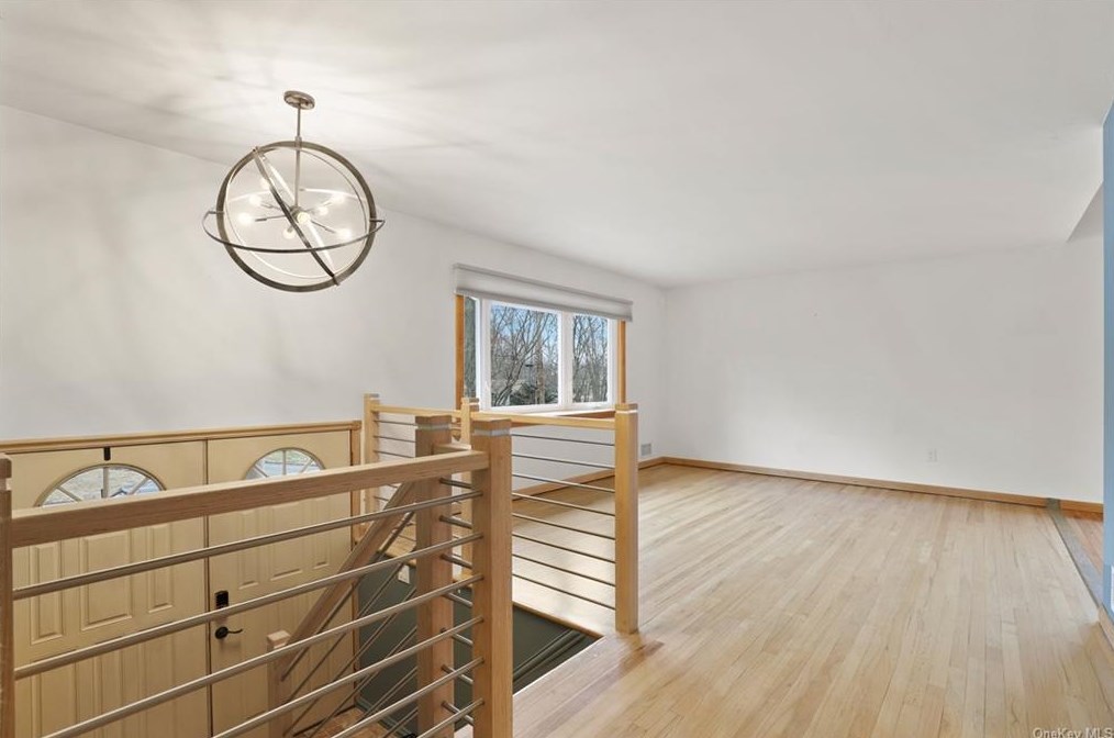 2 Castle Dr, Chestnut Ridge NY  10977-6523 exterior