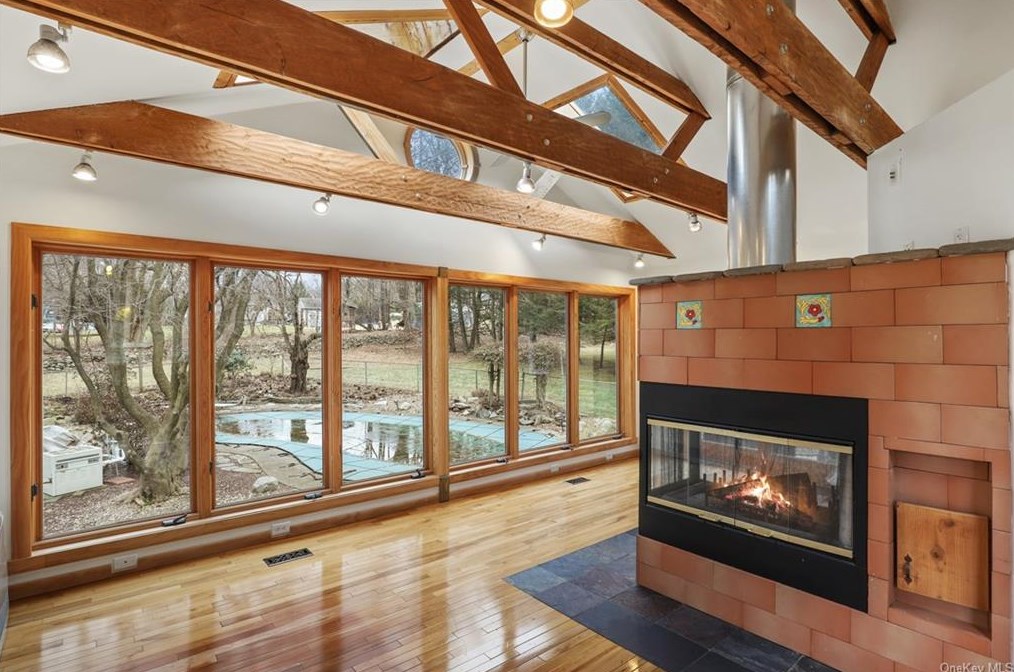 2 Castle Dr, Chestnut Ridge NY  10977-6523 exterior