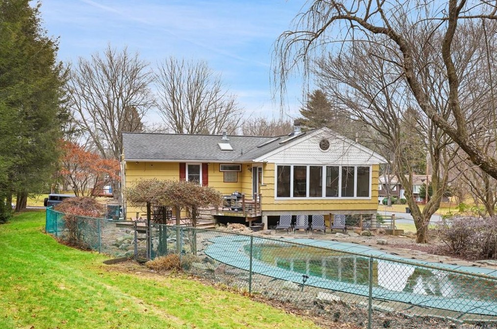 2 Castle Dr, Chestnut Ridge NY  10977-6523 exterior