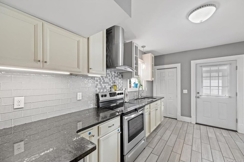 104 Prospect St, Newburgh NY  12550-4313 exterior