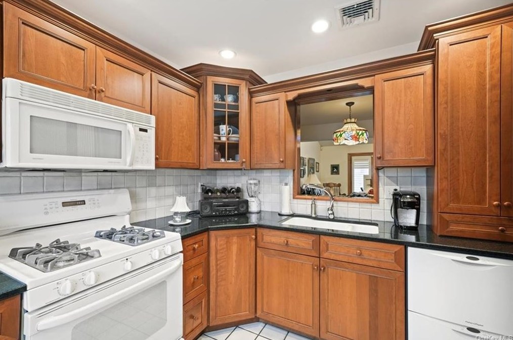 24 Butler Dr, Goshen NY  10924-2416 exterior