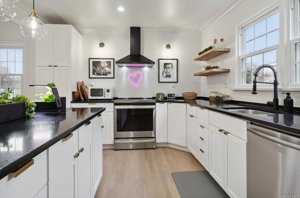 4 Grayrock Pk Rd, Mount Kisco NY  10549-3631 exterior
