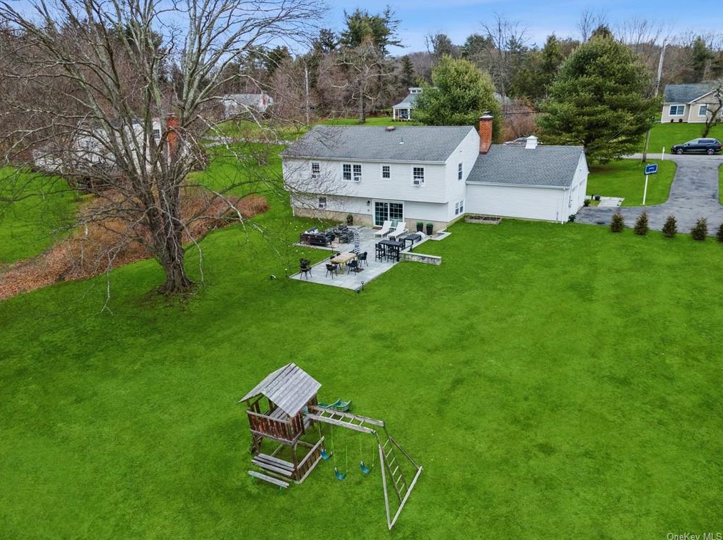 4 Grayrock Pk Rd, Mount Kisco NY  10549-3631 exterior