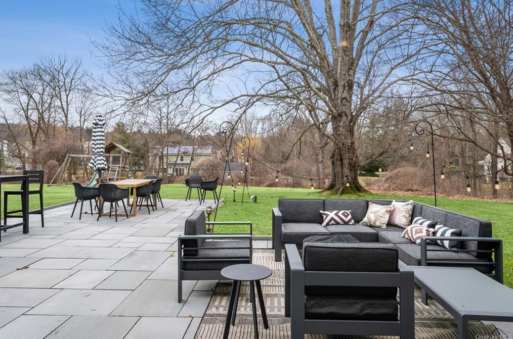 4 Grayrock Pk Rd, Mount Kisco NY  10549-3631 exterior
