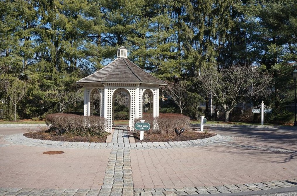 1403 Pondcrest Ln, White Plains, NY 10607