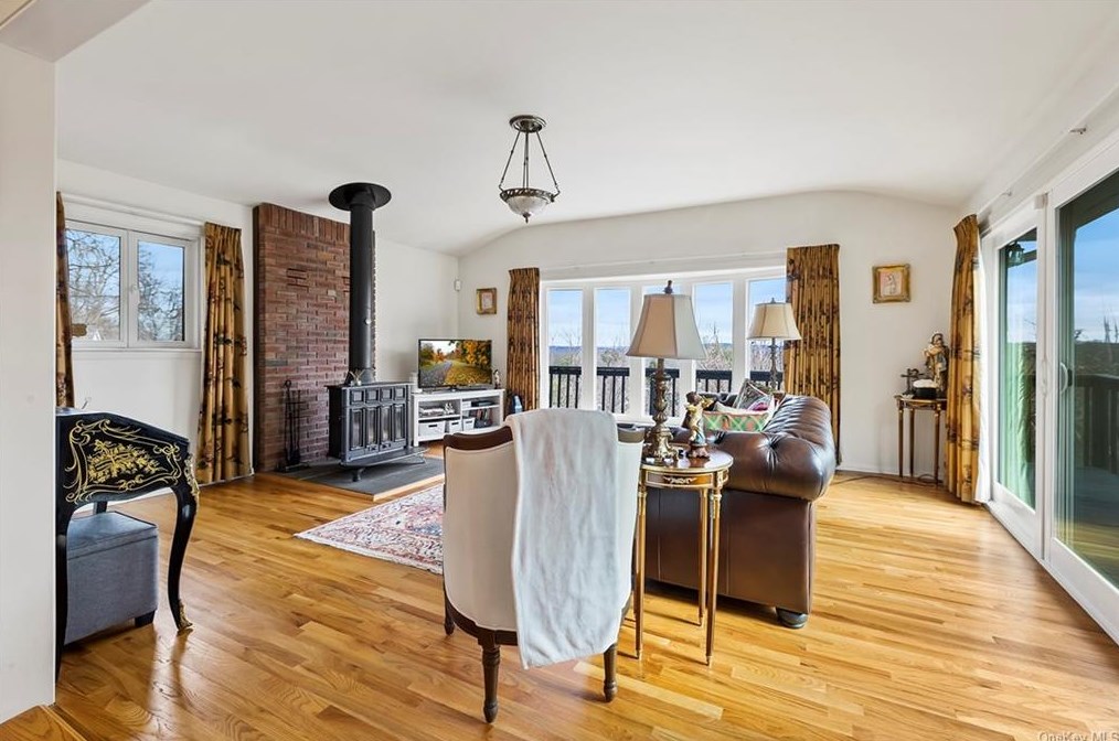 16 Lindbergh Ln, New City NY  10956-3110 exterior