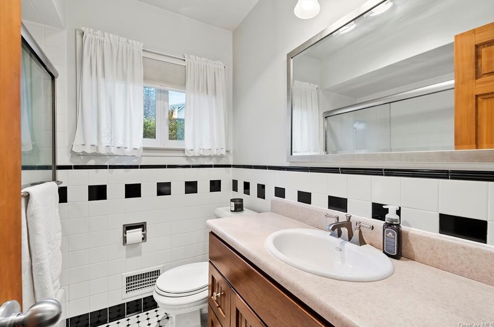 16 Lindbergh Ln, New City NY  10956-3110 exterior