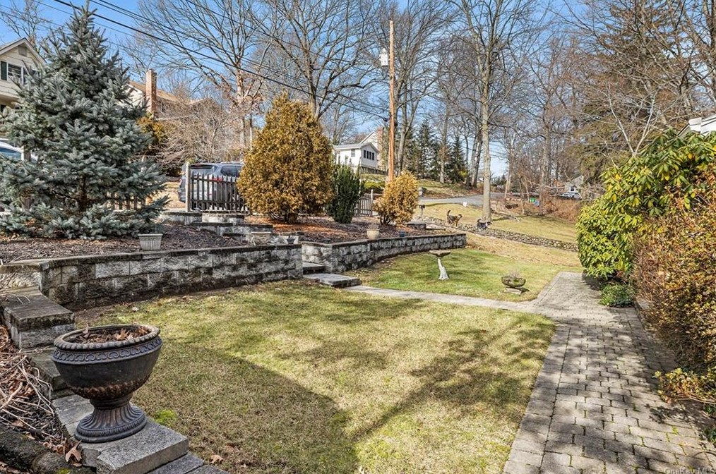 16 Lindbergh Ln, New City NY  10956-3110 exterior