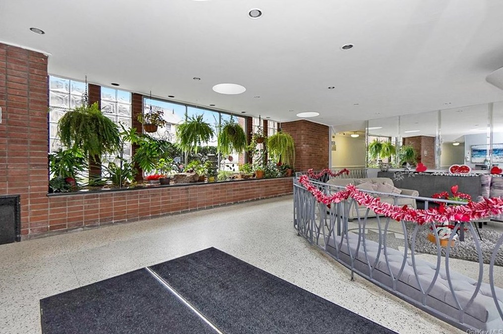 55 Austin Pl, Staten Island NY 10304-2107 exterior