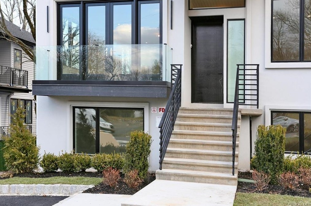 7 Miele Rd, Chestnut Ridge NY  10952-3904 exterior