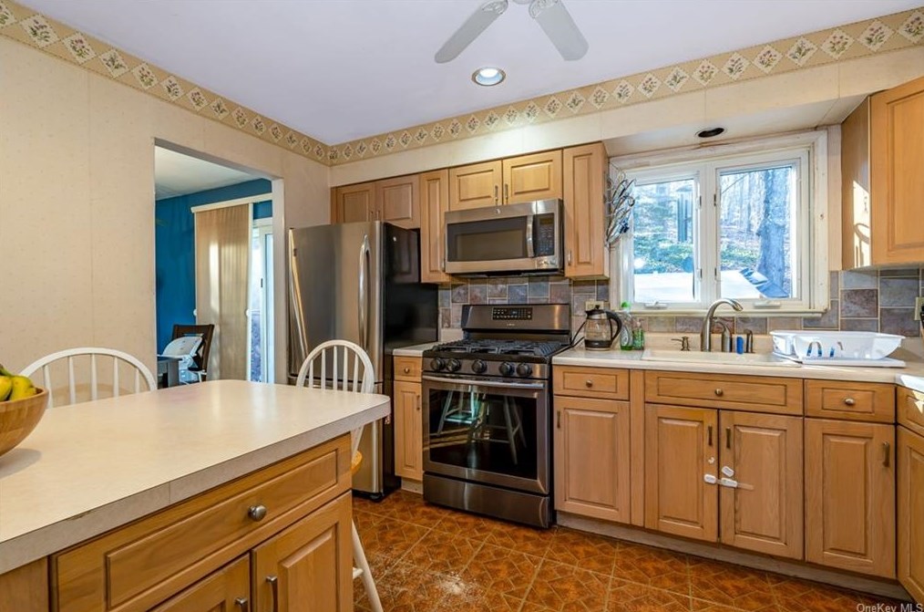 307 Alpine Dr, Cortlandt Manor NY  10567-1305 exterior
