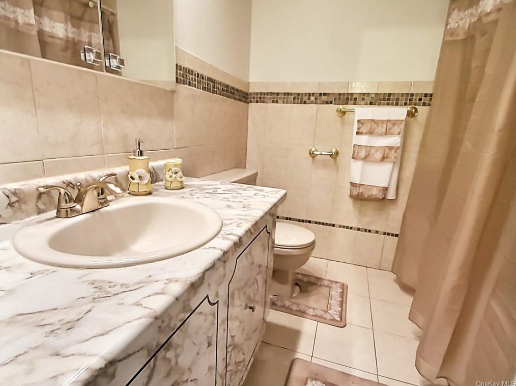 15 Gladys Dr, Chestnut Ridge NY  10977-6026 exterior