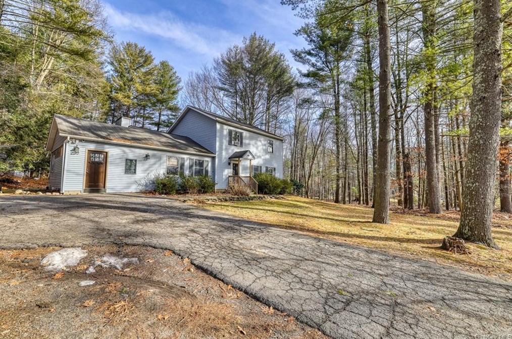 52 Valley View Rd, Bloomingburg NY  12721-5216 exterior