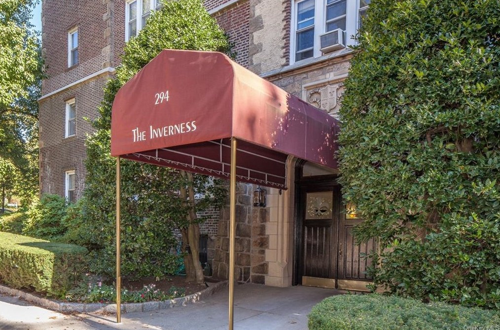 294 Bronxville Rd, Yonkers NY  10708-2850 exterior