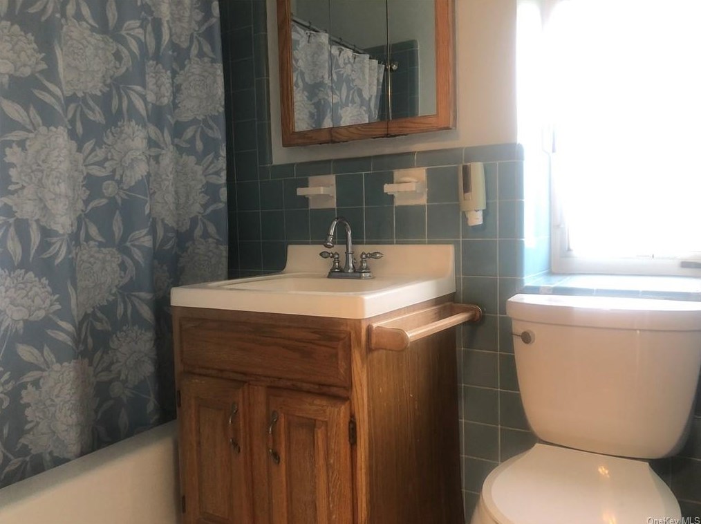 242 Concord Rd, Yonkers NY  10710-1823 exterior