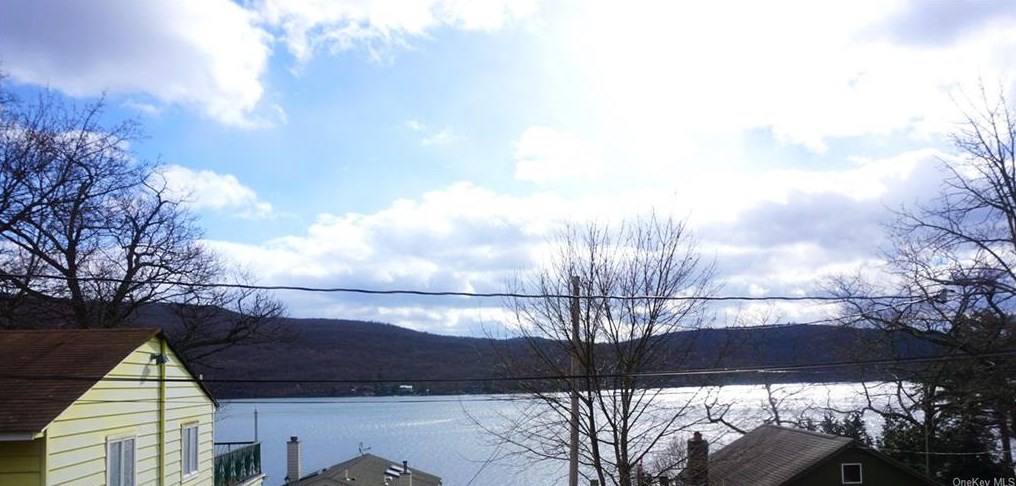 4 Lodge Dr, Greenwood Lake NY  10925-4148 exterior