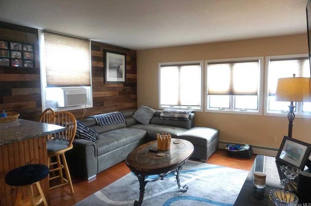 4 Lodge Dr, Greenwood Lake NY  10925-4148 exterior