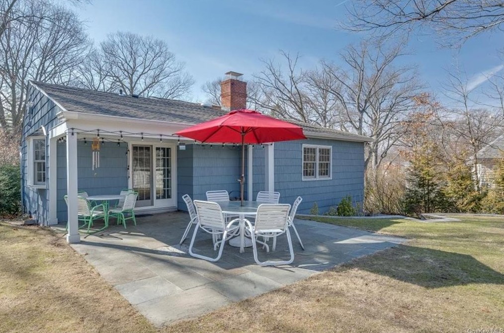 37 Harrison Dr, Larchmont NY  10538-2529 exterior