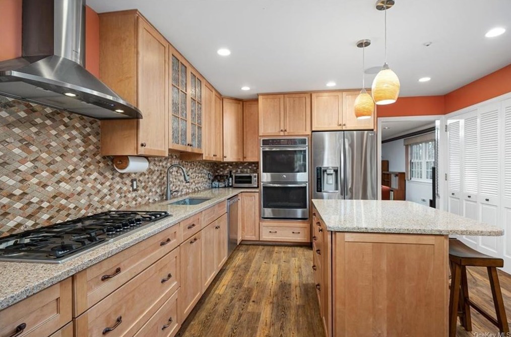 37 Harrison Dr, Larchmont NY  10538-2529 exterior